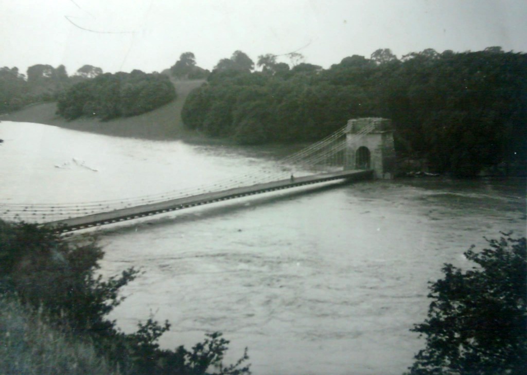 Floods from 13th august 1948 at the Union Bridge, known to most people as the Chain Bridge